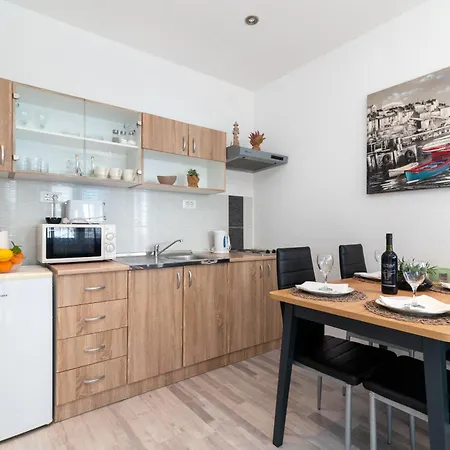 Sara Apartmant Trogir-dragulin شقة *